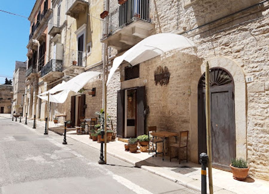 Experience authentic Italian vegetarian cuisine at Mezza Pagnotta in Ruvo di Puglia - where fresh ingredients meet culinary creativity.