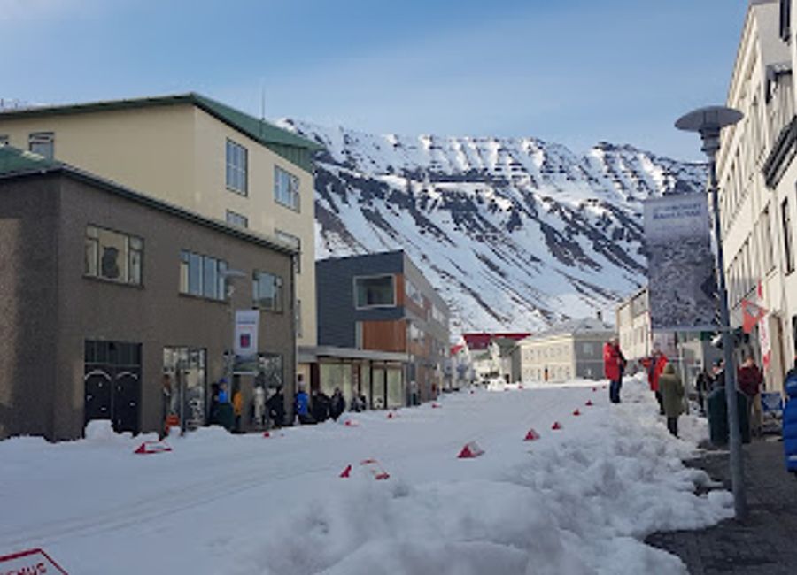 Experience delectable fast food and delightful sweets at Hamraborg ehf in Ísafjörður – a perfect stop for hungry travelers.