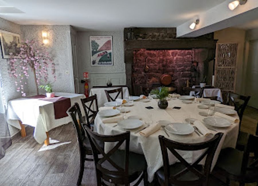 Discover exquisite Haute French cuisine at Auberge de la Baraque in Orcines, where every meal is a celebration of local flavors and culinary excellence.