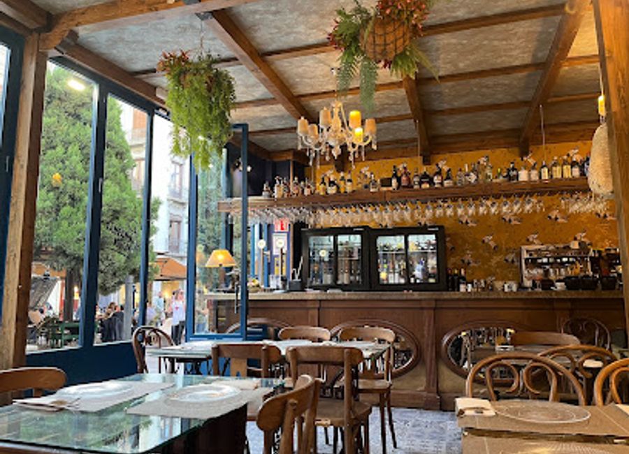 Experience exquisite Andalusian cuisine at Pimienta Rosa, a top-rated restaurant in Granada offering innovative dishes and a warm atmosphere.