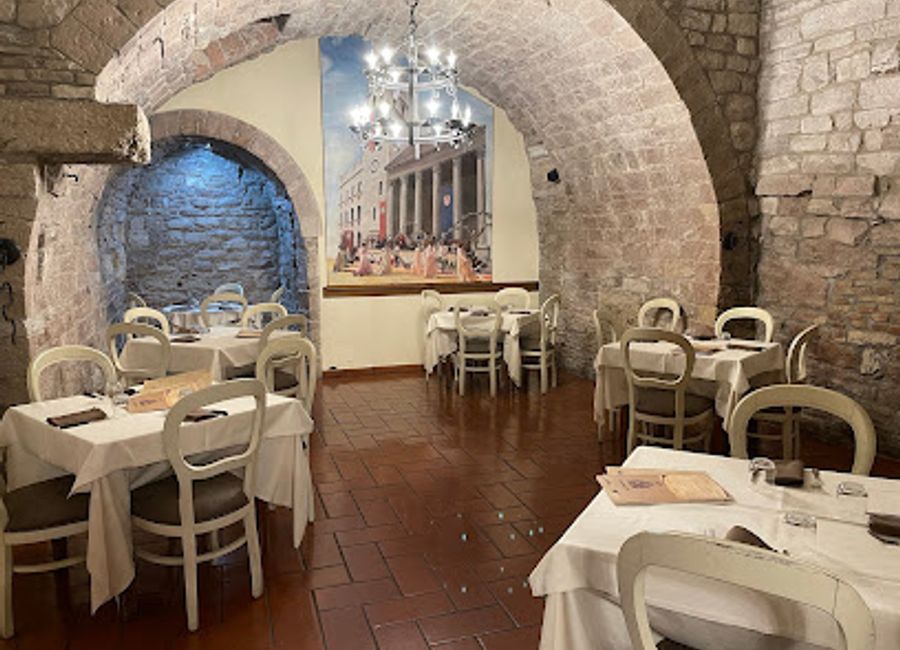 Experience authentic Italian cuisine at Ristorante Pizzeria Il Menestrello in Assisi—delicious pizzas and traditional dishes await!