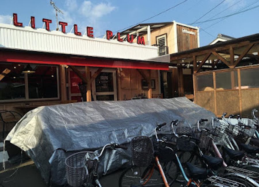 Experience the essence of Naoshima at Little Plum, where local flavors meet warm hospitality in a serene setting.