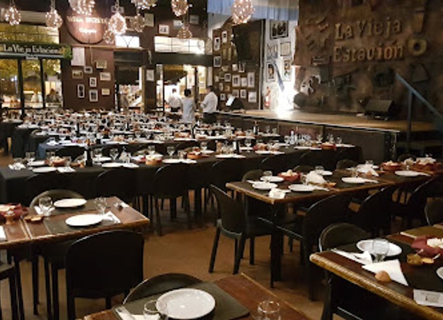 Discover authentic Argentine cuisine at Peña La Vieja Estación, a vibrant gastropub offering delicious local flavors and live music in Salta.