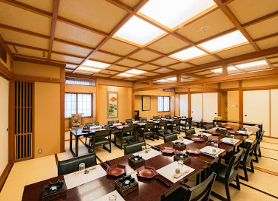 Experience exquisite crab dishes and authentic kaiseki cuisine at Daimyo Chaya in Kanazawa – a true culinary delight!