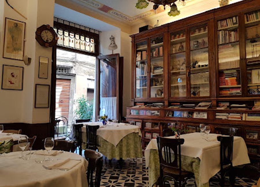 Experience authentic Tuscan flavors at Osteria Le Logge, an Italian restaurant in Siena known for its exquisite dishes and charming atmosphere.