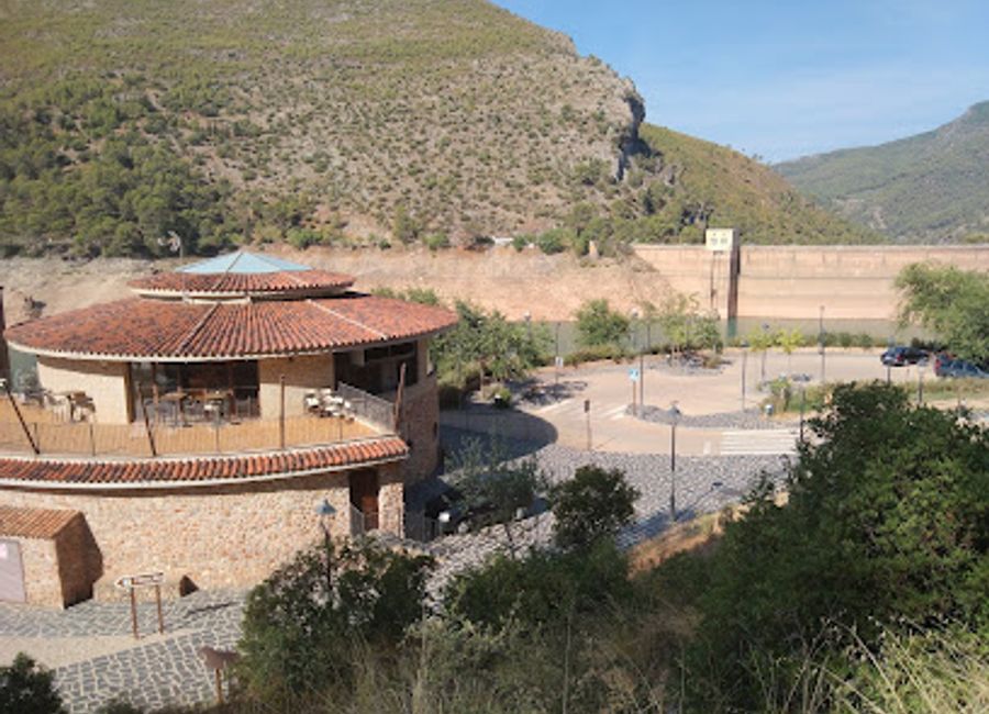 Discover El Tranco in Jaén: where delightful cuisine meets exhilarating amusement for an unforgettable family outing.