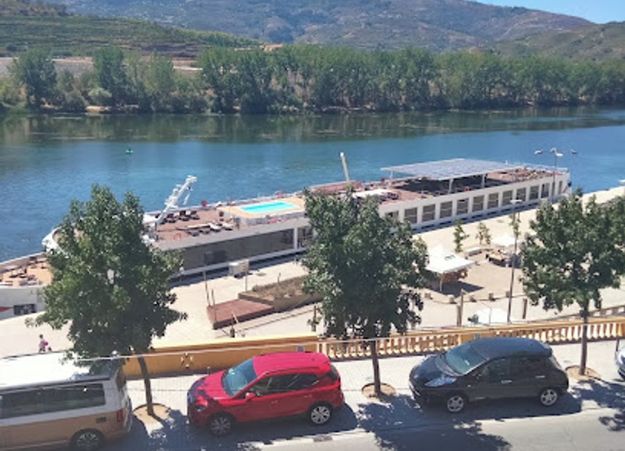 Experience authentic Portuguese cuisine at Douro à Mesa, where local flavors meet breathtaking views in Peso da Régua.