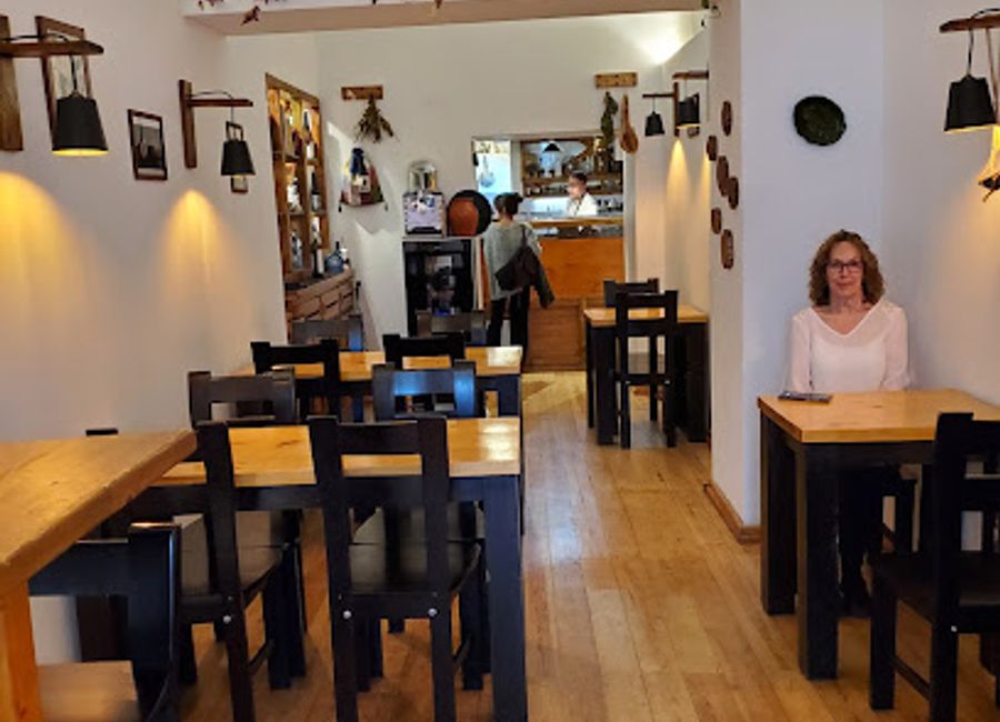 Discover Híbrido in Évora: where traditional Portuguese flavors meet innovative culinary artistry in a warm and inviting atmosphere.