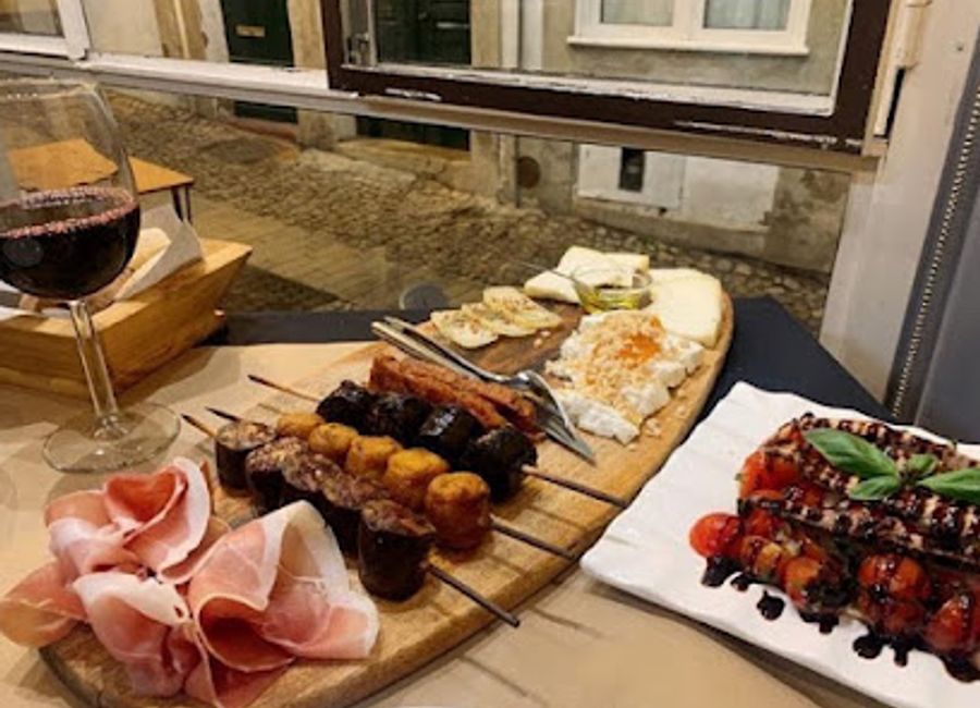 Experience authentic Portuguese cuisine at Restaurante Fangas Maior in Coimbra—where every dish tells a story.