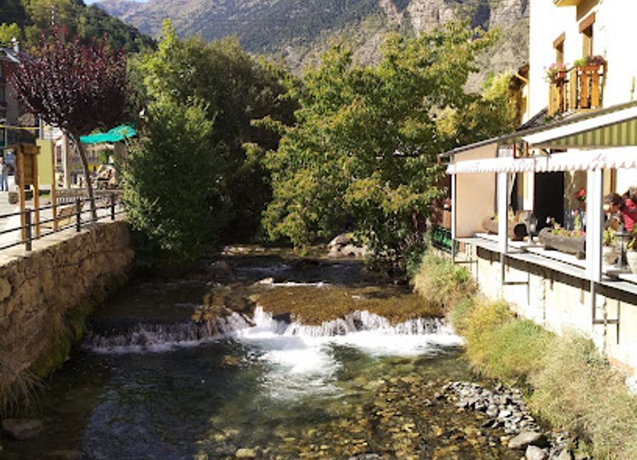 Discover the flavors of Espot at Cafè & Bistro E BO, where local ingredients meet a cozy ambiance in this charming restaurant.