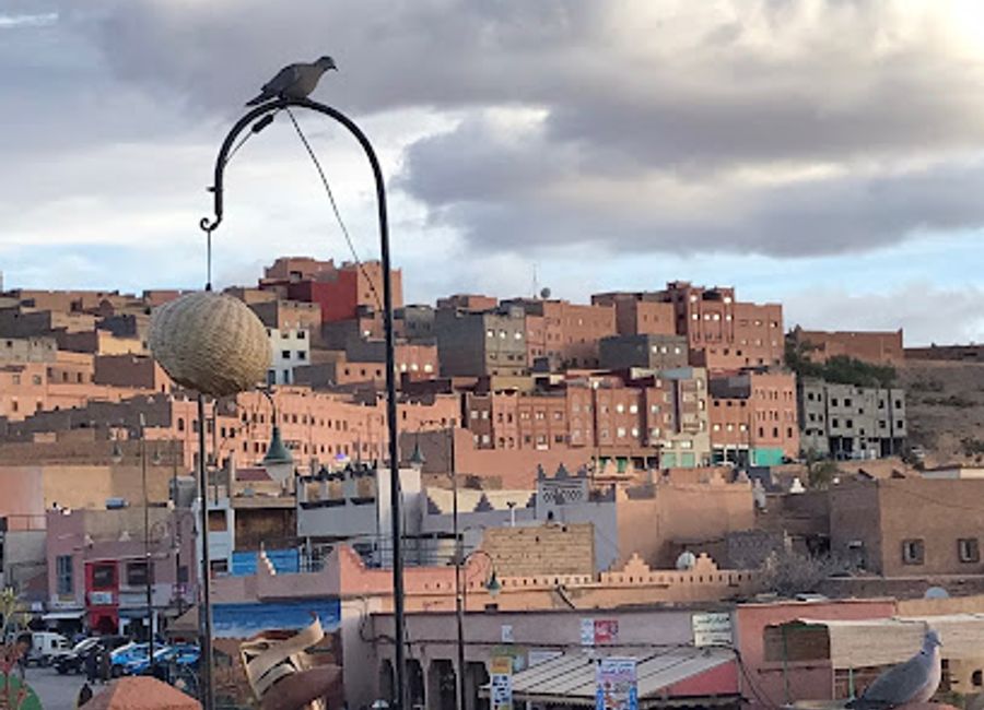 Discover Café Restaurant Rooftop Atlas Dades: where exquisite Moroccan cuisine meets breathtaking views of the Atlas Mountains.
