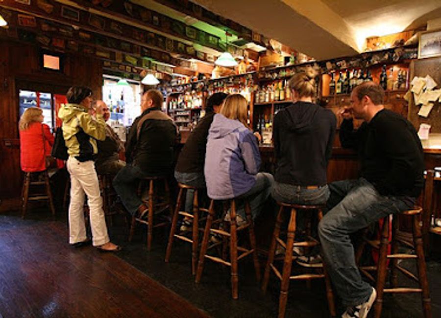 Experience authentic Irish cuisine and vibrant live music at O Donnabhain's in Kenmare - your gateway to local culture!