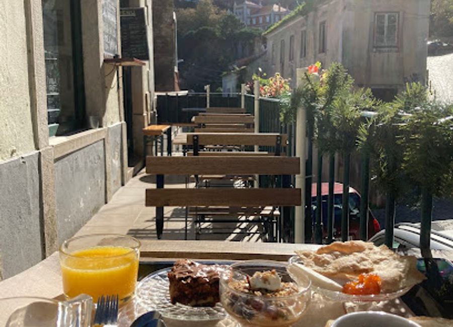 Discover the flavors of vegetarian and vegan cuisine at A Praça in Sintra – where every dish tells a story of freshness and sustainability.