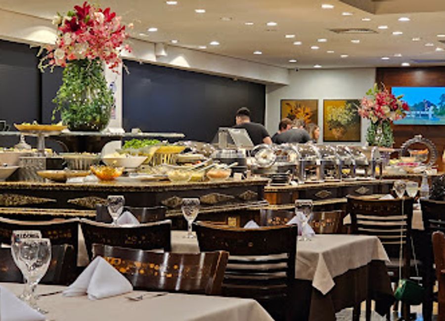 Experience authentic Brazilian barbecue with live performances at Rafain Churrascaria Show in Foz do Iguaçu.