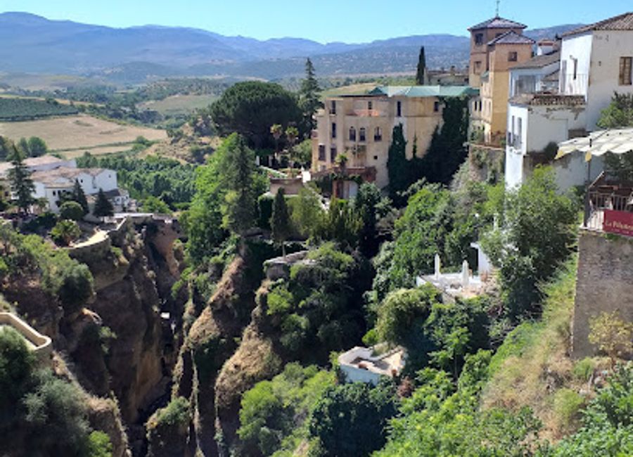 Experience exquisite Mediterranean and sushi cuisine with stunning mountain views at Restaurante Panorámico in Ronda.