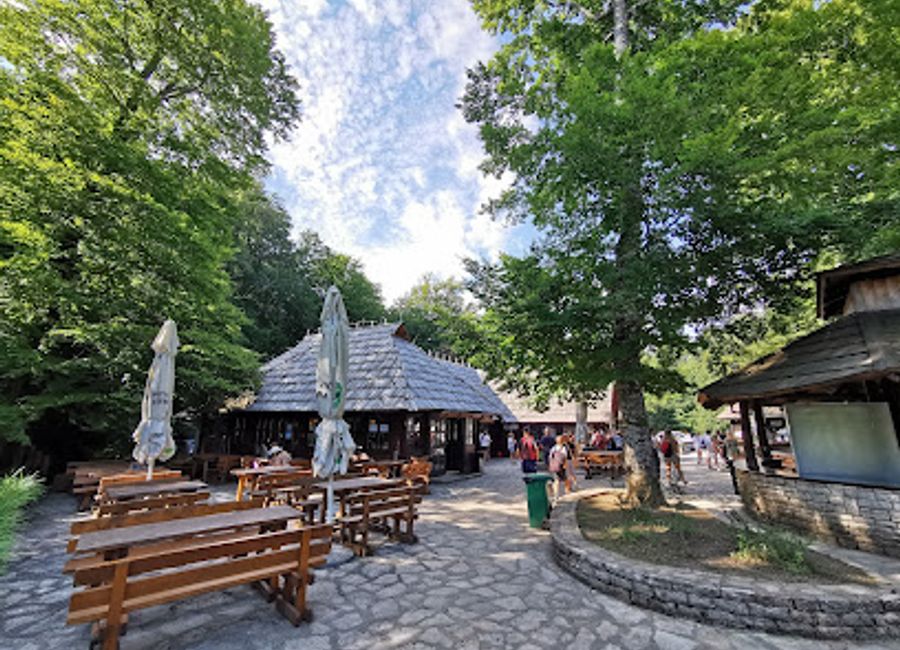 Discover Bistro Hladovina in Plitvička Jezera – where fast food meets stunning nature in Croatia's premier national park.