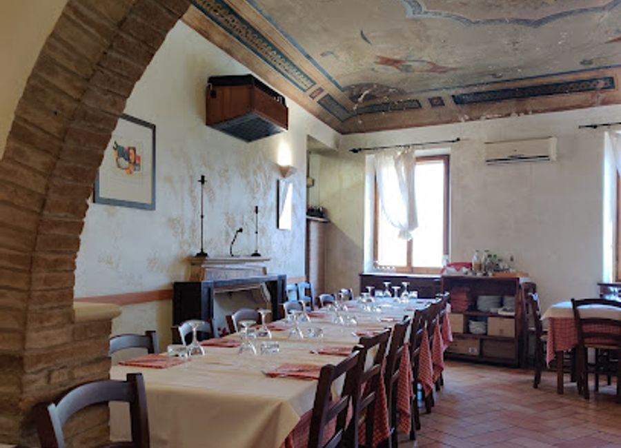 Experience authentic Italian flavors at Taverna degli Artisti in Urbino – where every meal is a celebration of culinary artistry.