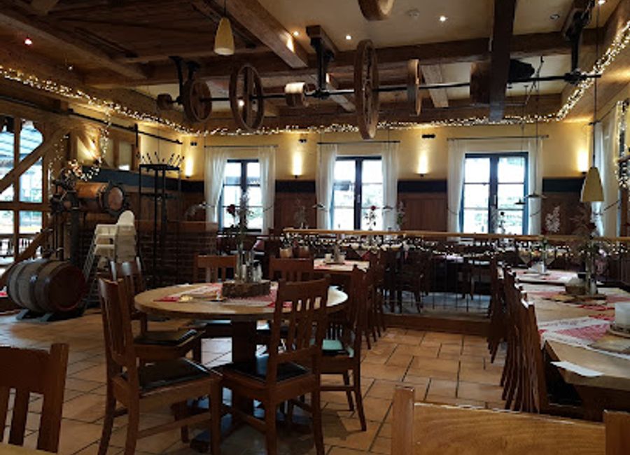 Discover the heart of Franconian culinary traditions at Brauhaus am Kreuzberg's vibrant beer garden in Hallerndorf.