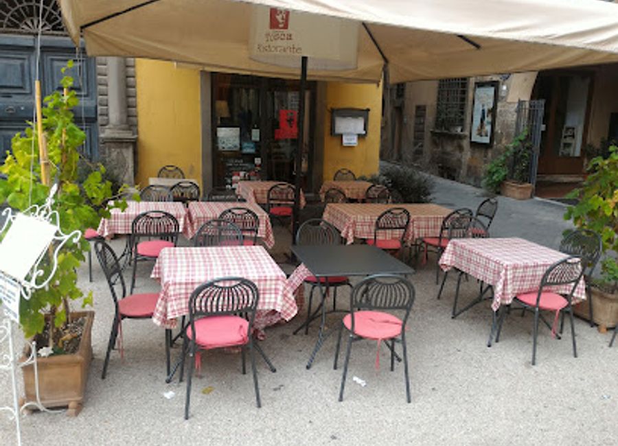 Discover Osteria Tosca in Lucca: Authentic Italian flavors with fresh seafood and local wines await you in this charming eatery.