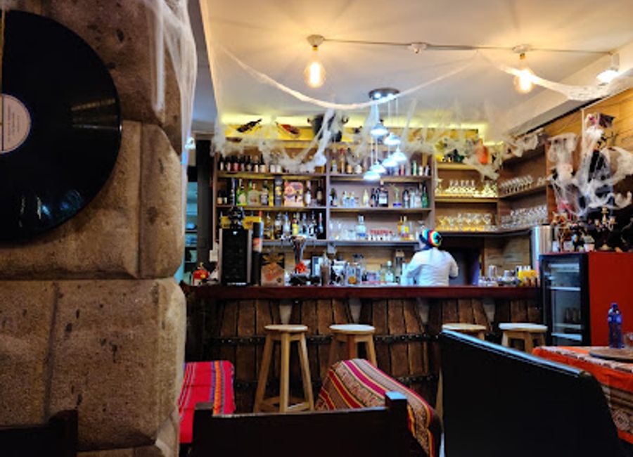 Discover La Quimera: A unique fusion dining experience in Cusco offering delicious pizzas and innovative cocktails amidst vibrant local culture.