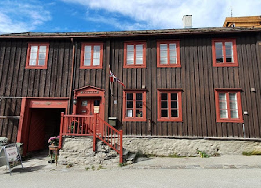Discover Frøyas Hus in Røros – A cozy cafeteria offering delicious local cuisine amidst stunning historical surroundings.