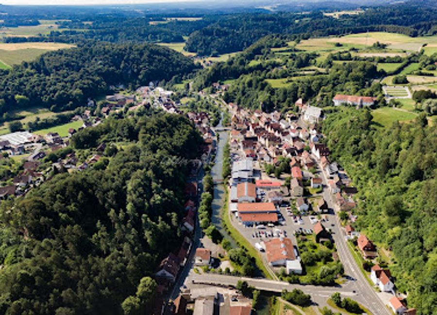 Experience exquisite dining and breathtaking views at Burg Waischenfeld—an enchanting castle venue nestled in Germany's scenic landscapes.