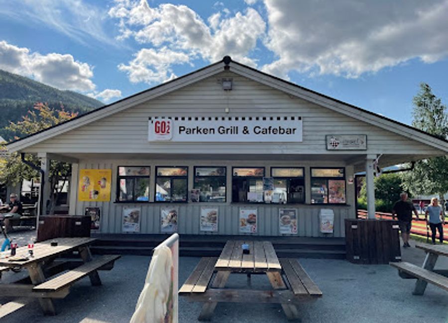 Discover delicious dining at Parken Grill & Cafébar in Otta - where classic diner favorites meet modern culinary delights.