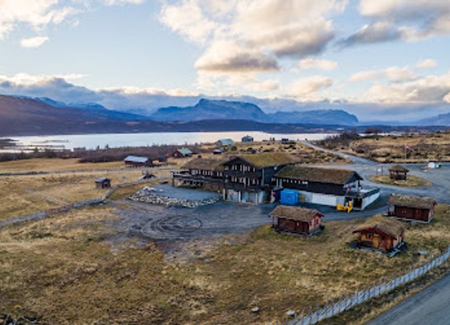 Discover the essence of Norwegian cuisine at Syndinstøga – where delicious food meets breathtaking nature.