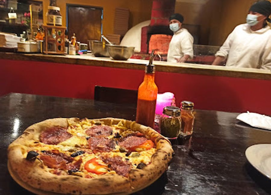 Discover authentic Italian pizza in Huaraz at Mi Comedia - Pizzeria, where every bite is crafted with passion and tradition.