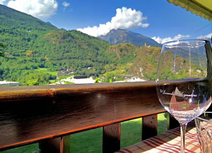 Discover authentic Italian cuisine at La Locanda dei Sognatori in Saint-Pierre; where tradition meets taste amidst breathtaking mountain views.