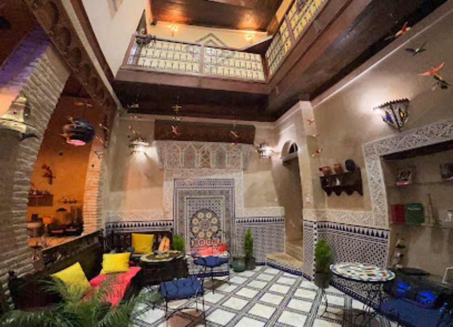 Discover Le Peroke Cafe Restaurant in Fes – where Moroccan tradition meets Italian flair amidst a warm and inviting atmosphere.