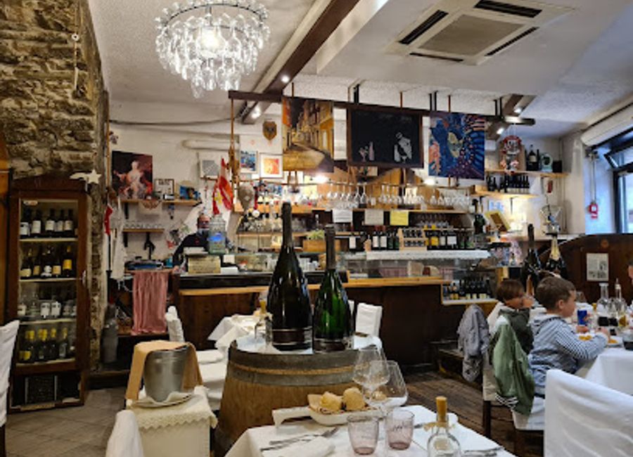 Discover authentic Italian cuisine at Al Porton in Trieste, specializing in fresh seafood and local flavors within an inviting atmosphere.