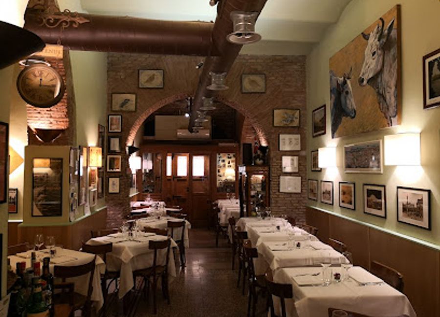 Experience authentic Italian flavors at La Taverna dei Fori Imperiali, nestled near Rome's historic Roman Forum.