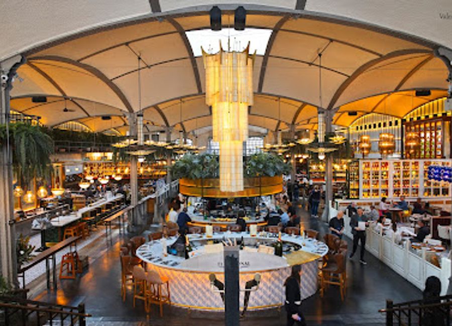 Discover El Nacional Barcelona: A vibrant culinary experience featuring diverse Spanish dishes amidst elegant surroundings.