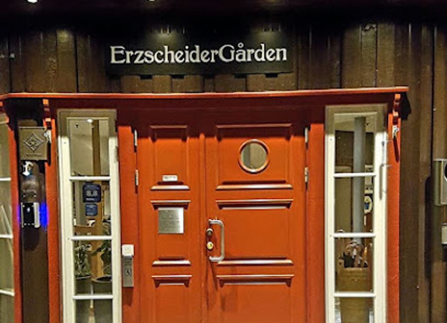 Experience the charm of Røros at Erzscheidergården, where comfort meets history in a picturesque setting.