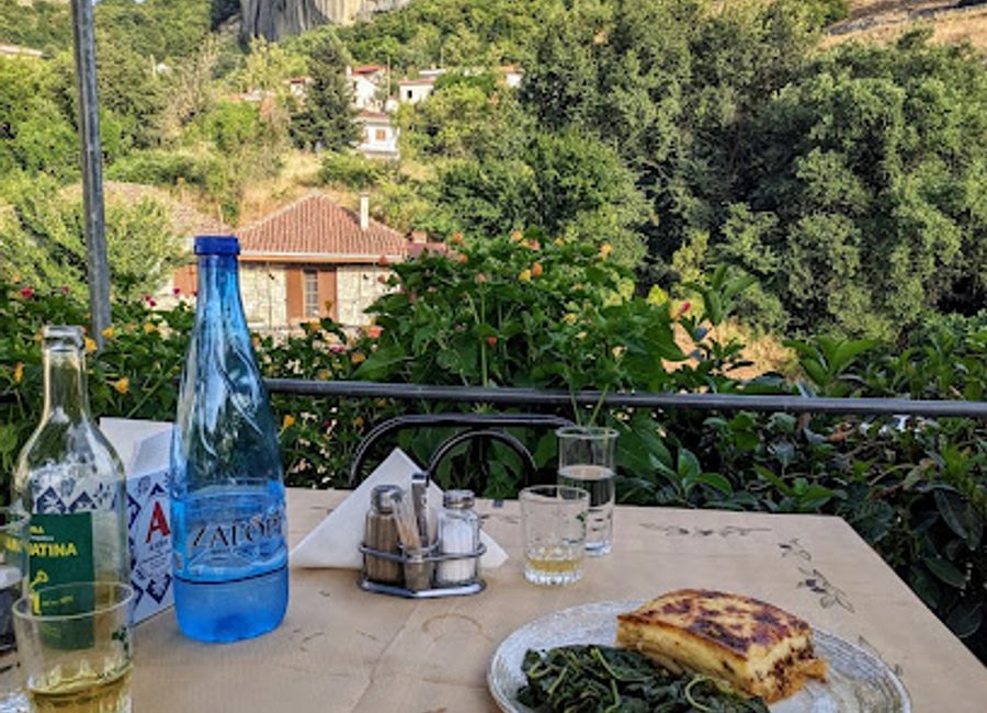 Discover authentic Greek cuisine at Taverna-Ouzeri Pappas in Kastraki with stunning views of Meteora's majestic landscapes.