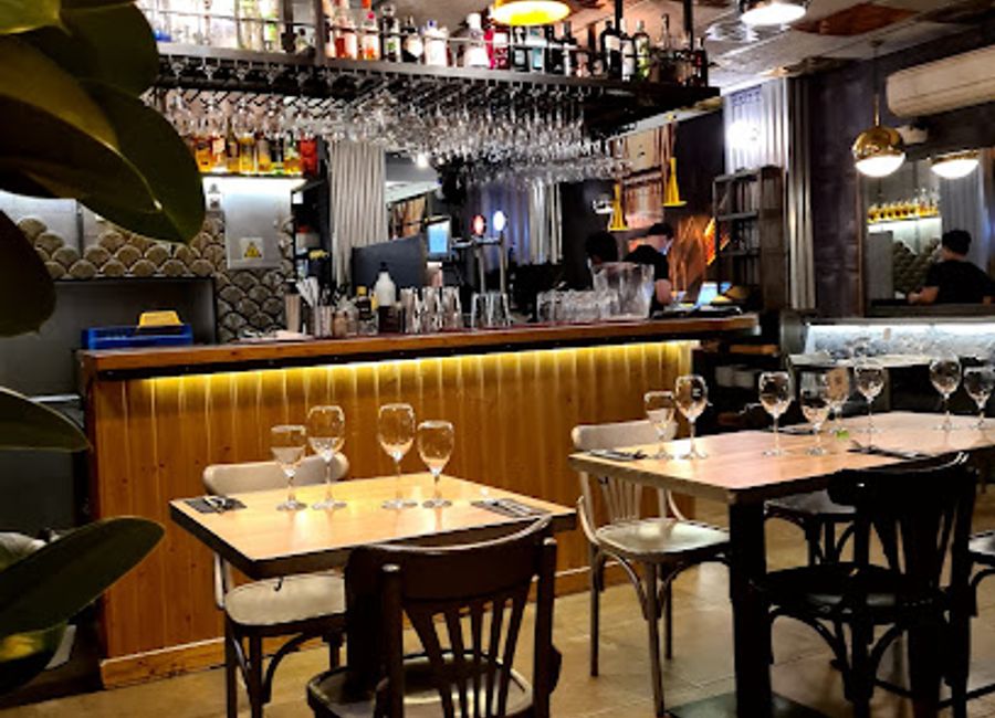 Discover Viana Barcelona: where authentic Spanish flavors meet Mediterranean charm in Ciutat Vella.