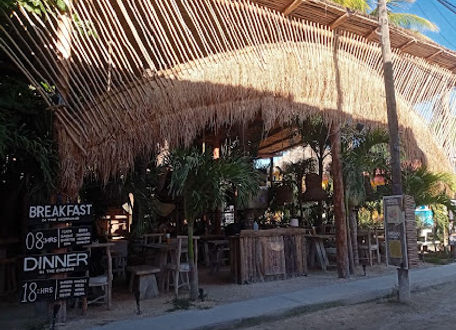 Experience mouthwatering wood-fired pizzas amidst the stunning backdrop of Isla Holbox's vibrant culture and natural beauty.