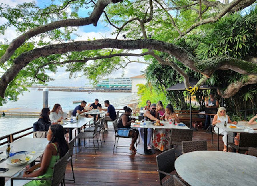 Experience exquisite seafood dining in Salvador's Comercio district at Restaurante Lafayette - where fresh flavors meet Bahian hospitality.