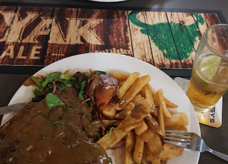 Discover authentic Australian flavors at Hotel Hinchinbrook in Ingham - where delicious meals meet warm hospitality.