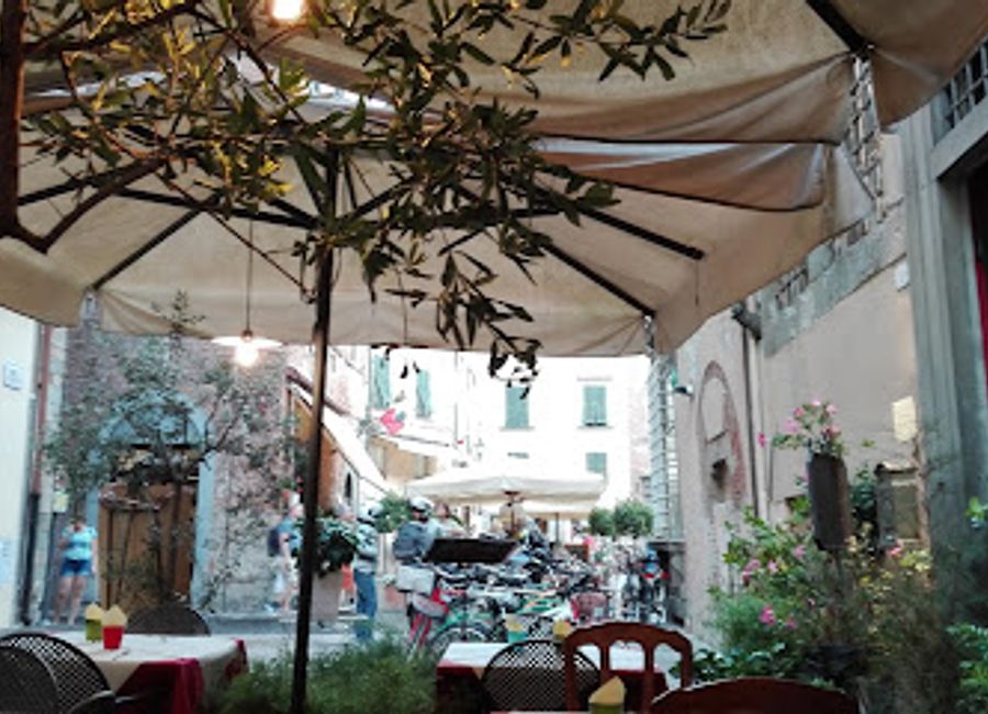 Experience exquisite seafood and authentic Italian cuisine at Ristorante Schiaffino in Lucca - where every meal is a celebration of flavor.