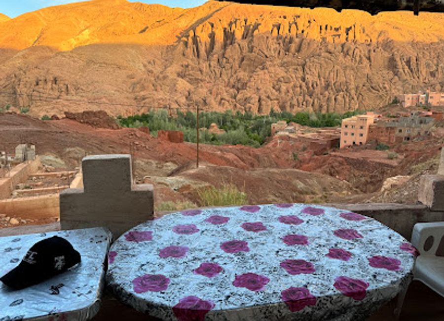 Discover authentic Moroccan flavors at Restaurant Chez Aïcha Timlalt in Boumalne Dades' breathtaking Dades Gorge.