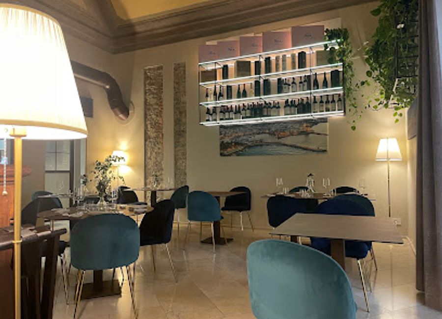 Experience authentic Tuscan cuisine blended with fresh seafood at Ristorante Pietrabianca in the heart of Florence.