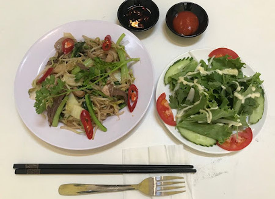 Experience the flavors of Vietnam at Quán Toan, where delicious fast food meets local tradition in Buôn Ma Thuột.