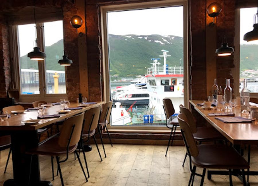Experience authentic Norwegian cuisine at Biffhuset Skarven in Tromsø – where delicious flavors meet warm hospitality.