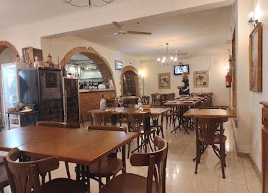 Experience the best of local cuisine at Clandestino – a must-visit restaurant in Tomar showcasing fresh ingredients and delightful flavors.