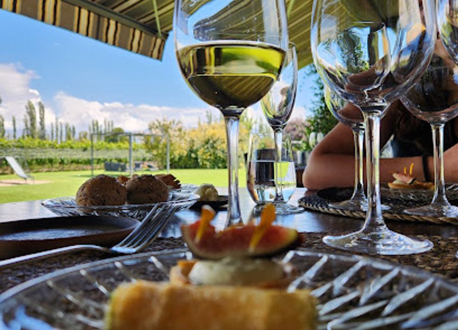 Experience authentic Argentine cuisine at Osadía de Crear in Cochabamba, Mendoza – where local flavors meet innovative culinary artistry.