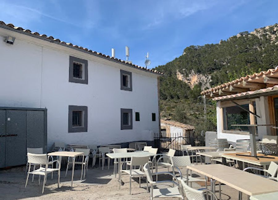 Discover the essence of traditional barbecue at Es Verger in Alaró - where every dish tells a story of flavor and tradition.