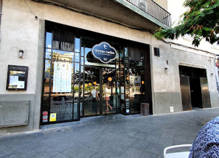 Experience vibrant vegetarian cuisine at Restaurante Teresa Carles in Lleida, where fresh ingredients meet innovative culinary artistry.