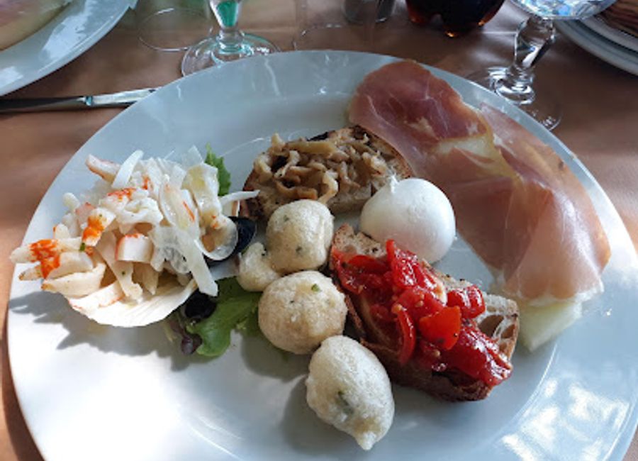 Experience authentic Italian cuisine at Ristorante Douce Atmosphere in Ercolano – where every dish tells a story of tradition and flavor.